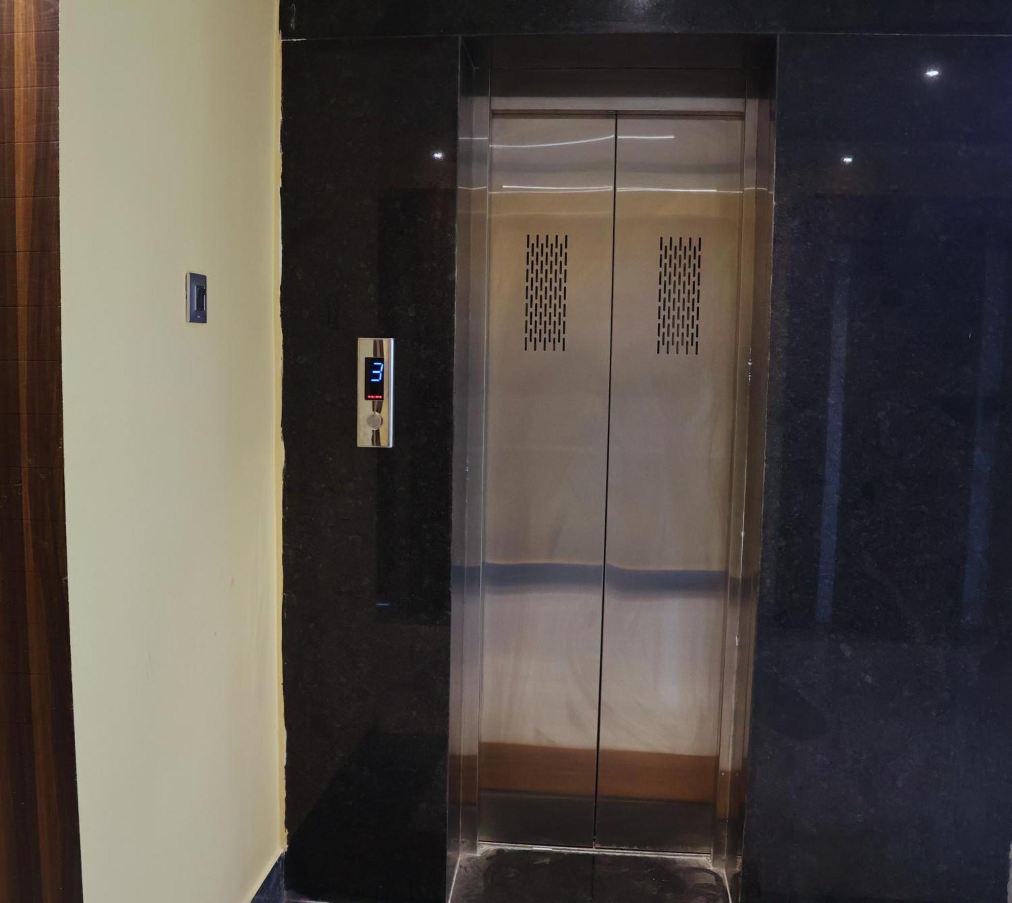 Hotel Aarohi Tarapith Bagian luar foto
