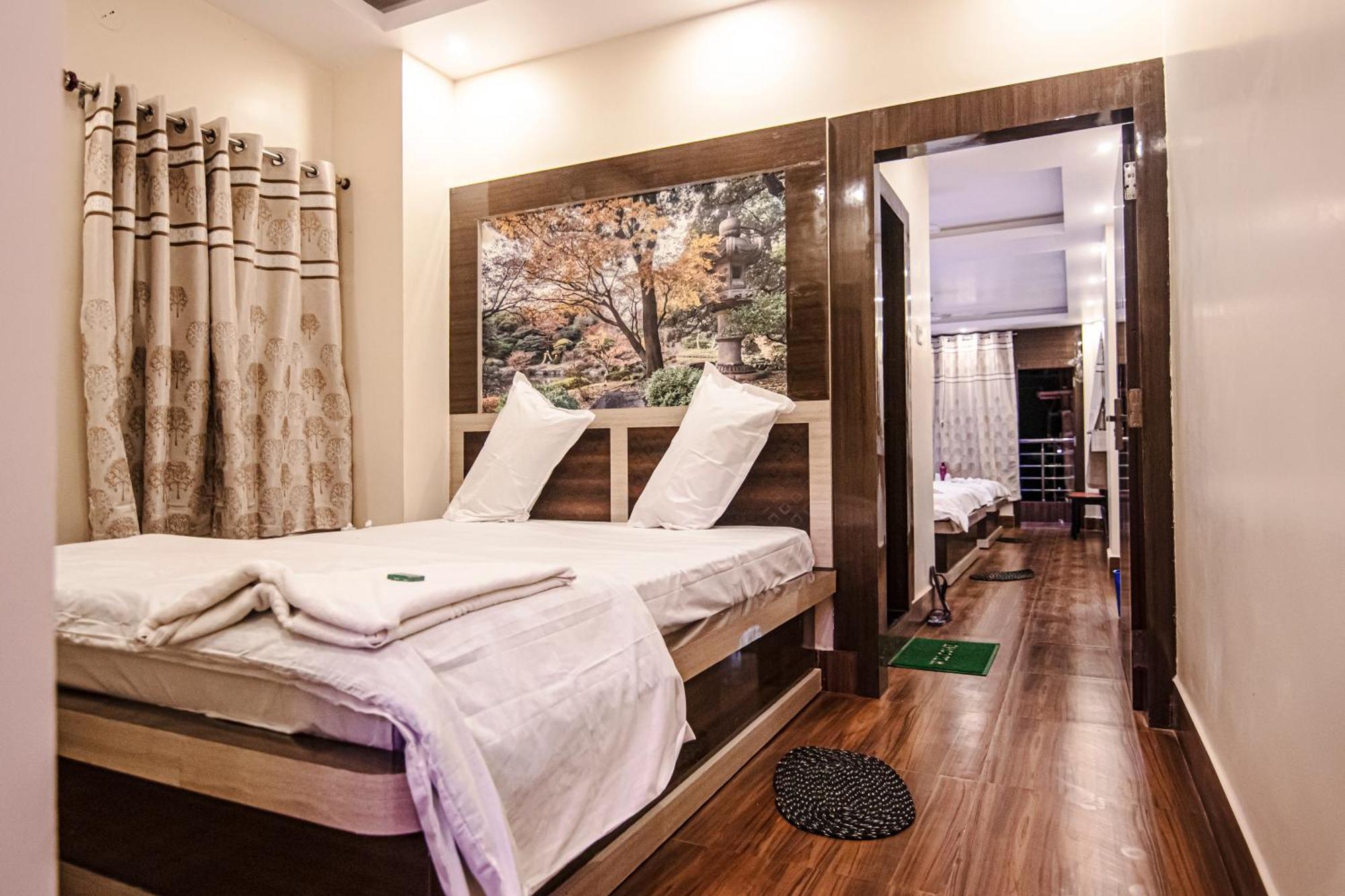 Hotel Aarohi Tarapith Bagian luar foto